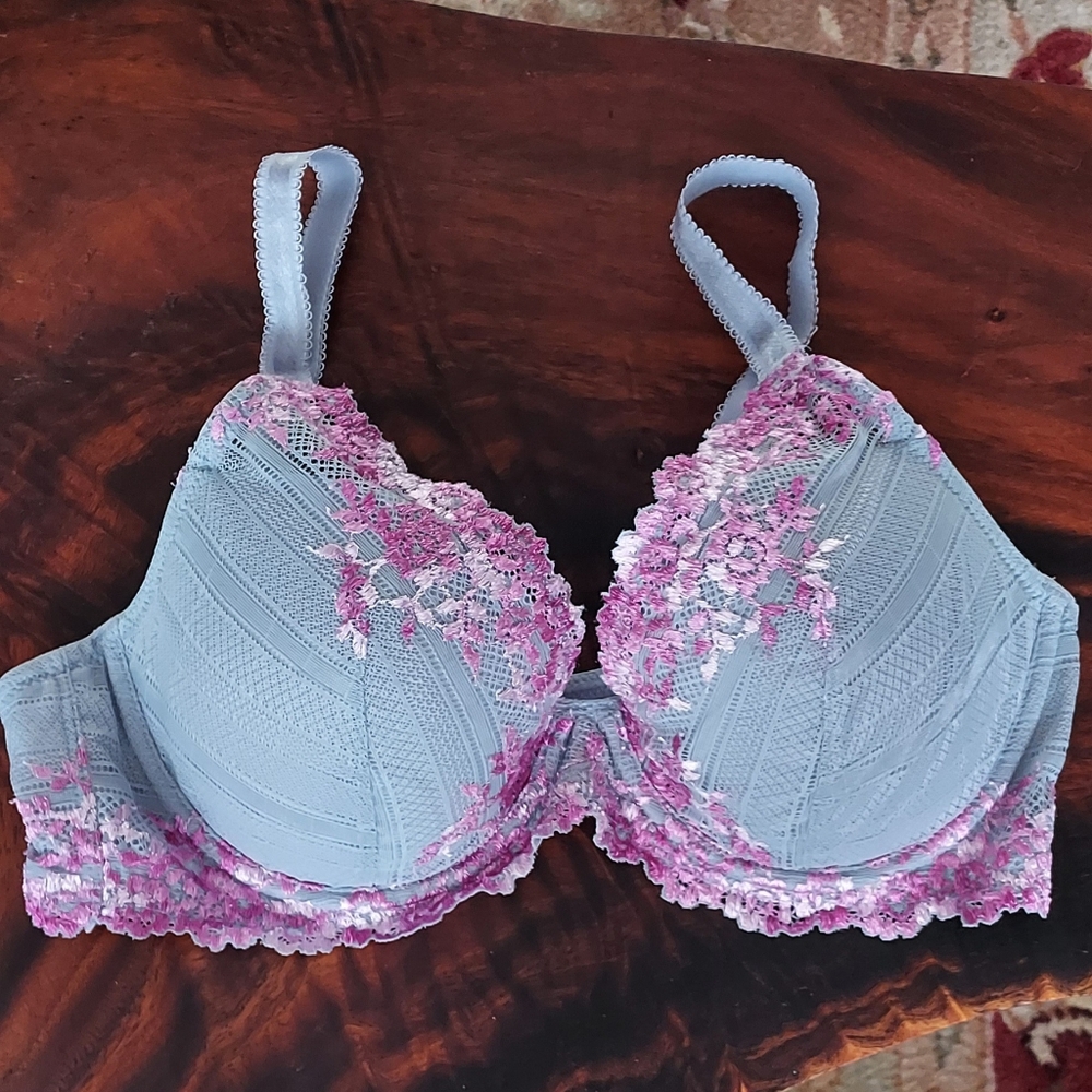 Wacoal Bra.Elegant Lace Trim Bra in Gray and Pink